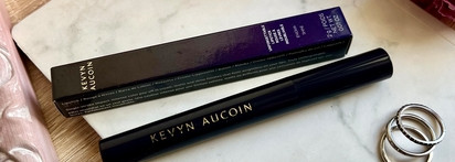 Сочная помада с сияющим эффектом Unforgettable Lipstick - Shine в оттенке Enigma от Kevyn Aucoin