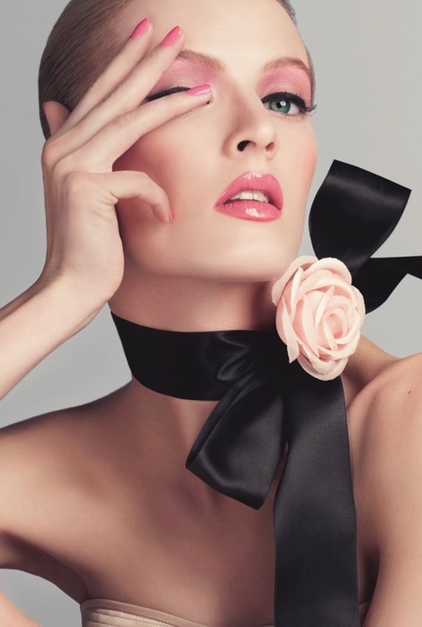 Промо-фото всей весенней коллекции макияжа Dior - продуктов в коллекции было много. Среди них клатч #002 Rose Pearl, вероятно, макияж глаз модели сделан интенсивным розовым оттенком из нее.