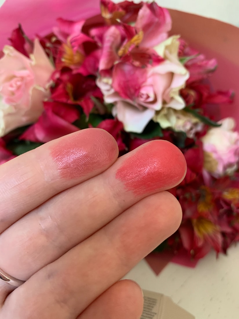 Слева  Burberry Lip Velvet #405 Nude Rose, справа #413 Pomegranate Pink . Дневной свет