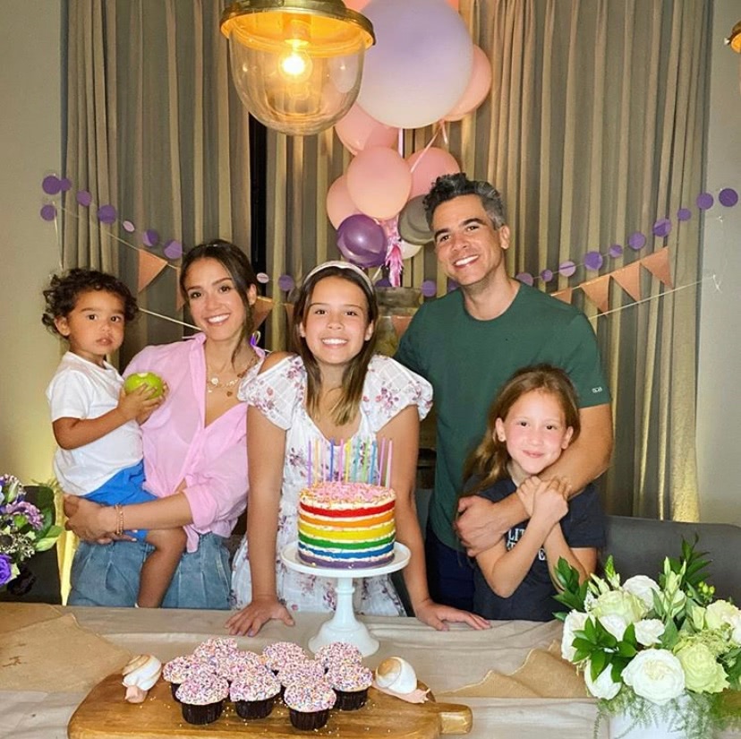 Актриса и бизнес-вумен Джессика Альба с семьей. Фото из оффициального аккаунта в Инстаграм