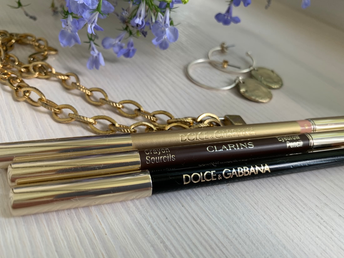 Сверху вниз: Dolce&Gabbana Crayon Intense Eyeliner #9, Clarins Eyebrow Pencil 02 light brown, Dolce&Gabbana Intense Khol Eye Crayon #4 Chocolate