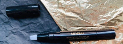 Спорный Sensai Highlighting Concealer #HC02 Luminous Sand + сравнение с знаменитым Estee Lauder Double Wear Brush-On Glow BB Highlighter