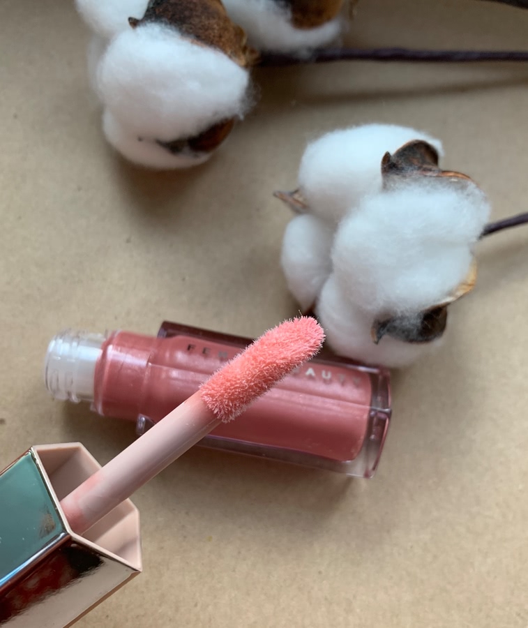 Аппликатор Fenty Beauty Gloss Bomb Universal Lip Luminizer #Fu$$y. Дневной свет
