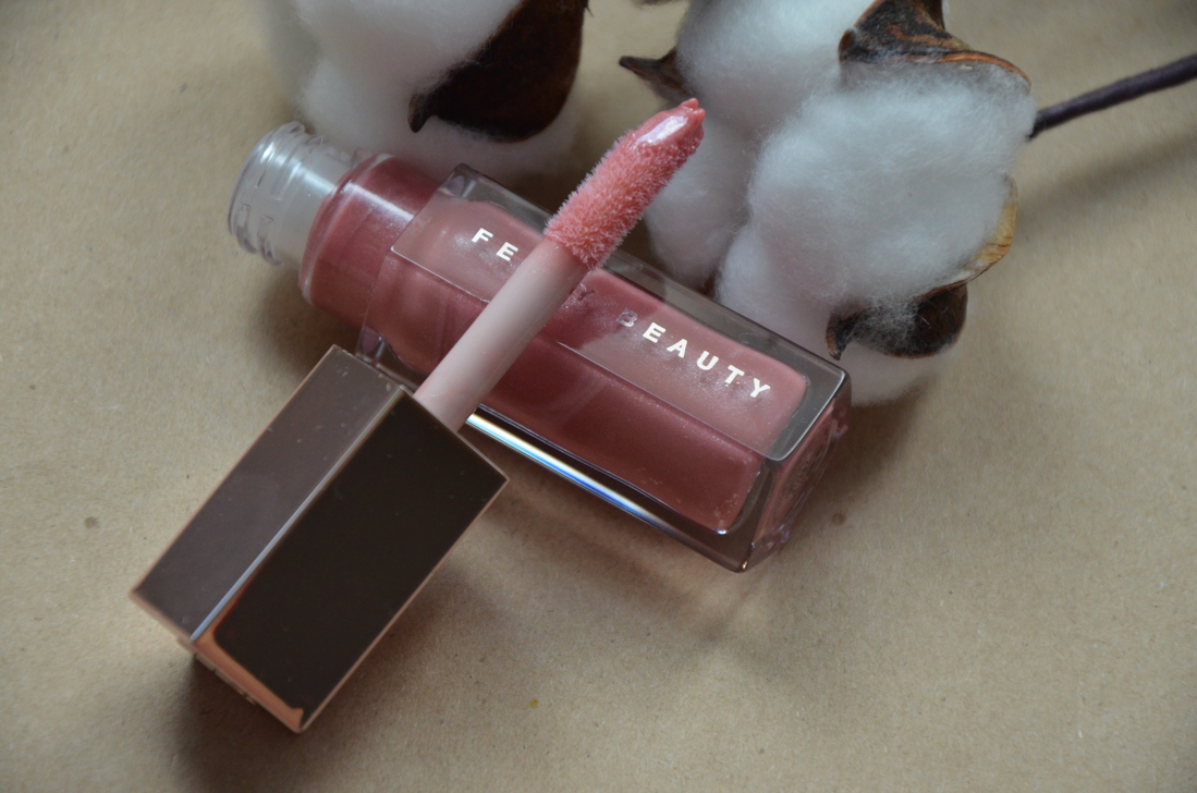 Fenty Beauty Gloss Bomb Universal Lip Luminizer #Fu$$y. Дневной свет