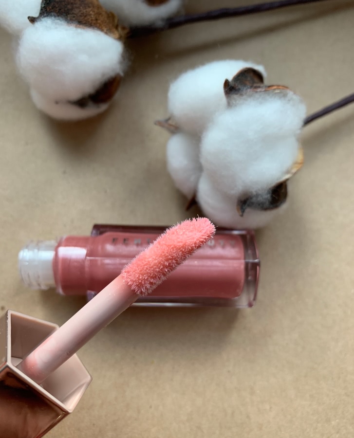 Аппликатор Fenty Beauty Gloss Bomb Universal Lip Luminizer #Fu$$y. Дневной свет