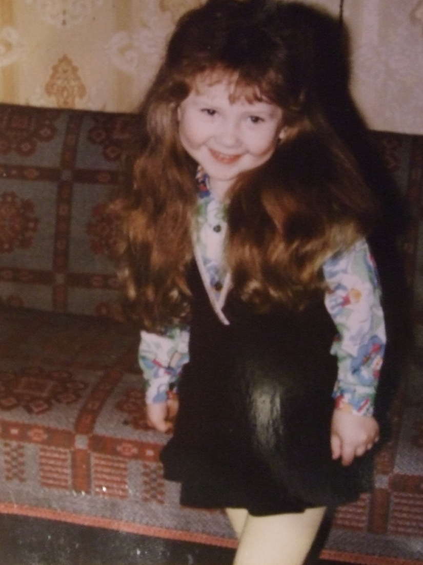 В детстве моя шевелюра была такой, вились волосы поменьше. Цвет русый.