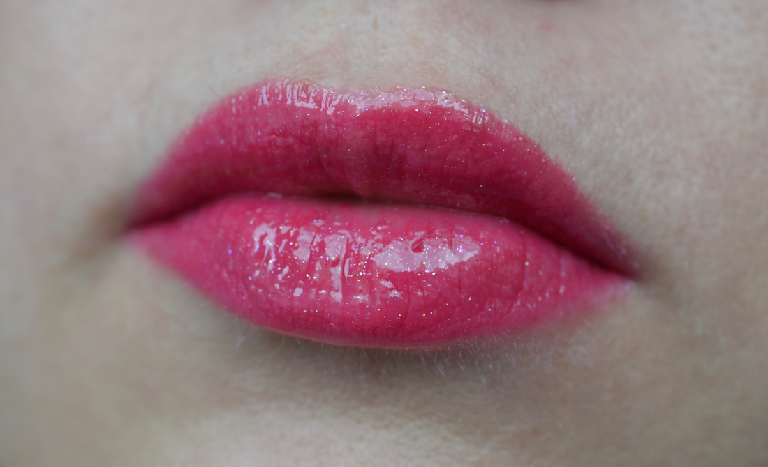 Vivienne Sabo Aurora Borealis Lip Gloss #02 нанесен поверх карандаша DG #18 (карандаш подчеркнул шелушения, прошу простить эстетический нюанс)