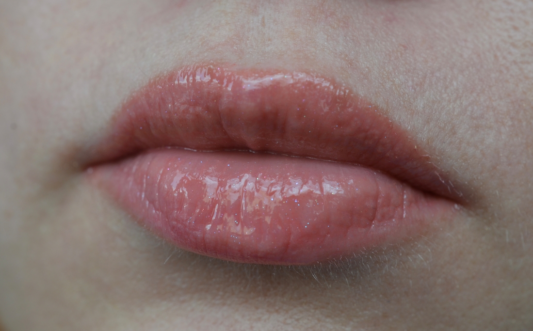 Vivienne Sabo Aurora Borealis Lip Gloss #01 нанесен поверх карандаша для губ Romanovamakeup #Retro