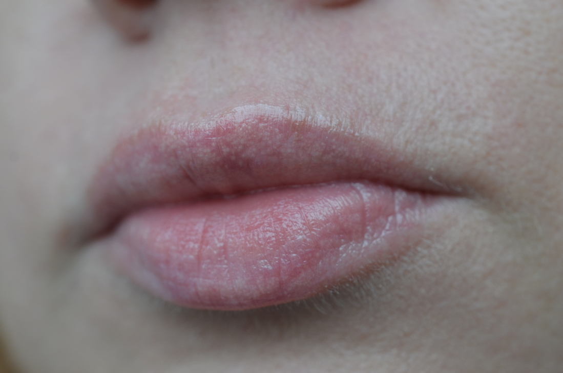 Мои губы бледные. Нанесен бальзам. **оттенок на ваших губах может выглядеть иначе из-за разницы пигмента губ