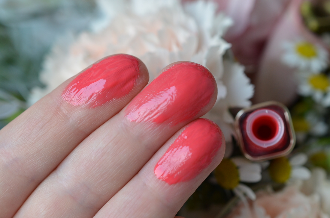 Dolce&Gabbana Shinissimo High Shine Lip Lacquer #410 Coral Lust, дневной свет