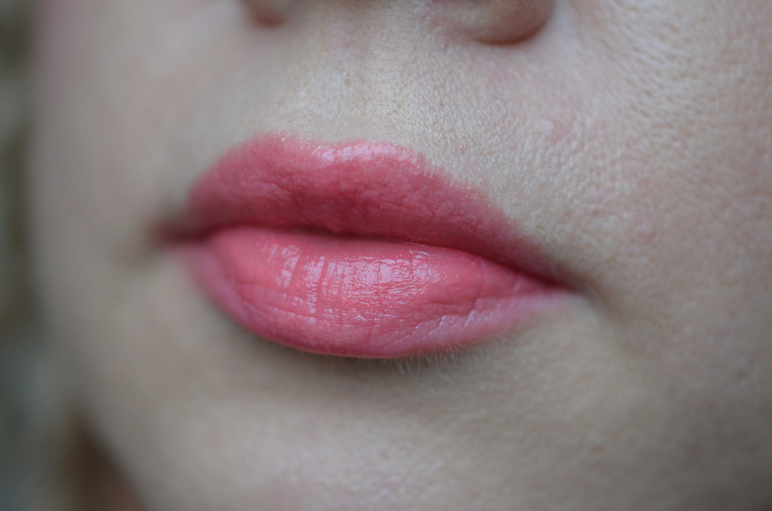Dolce&Gabbana Shinissimo High Shine Lip Lacquer #410 Coral Lust, тонким слоем, дневное пасмурное освещение