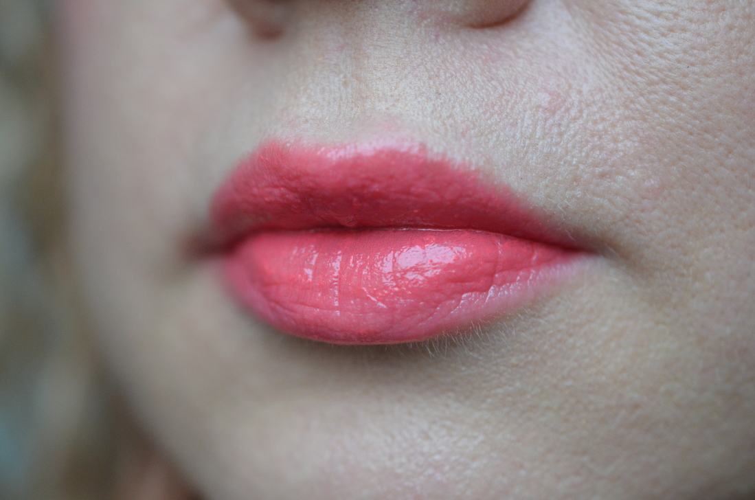 Dolce&Gabbana Shinissimo High Shine Lip Lacquer #410 Coral Lust, слой плотнее, дневное пасмурное освещение