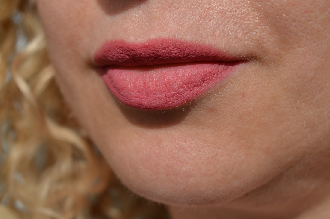 На губах Gucci Liquid Matte Lip Colour Transfer Proof #413 Cornelia Pink