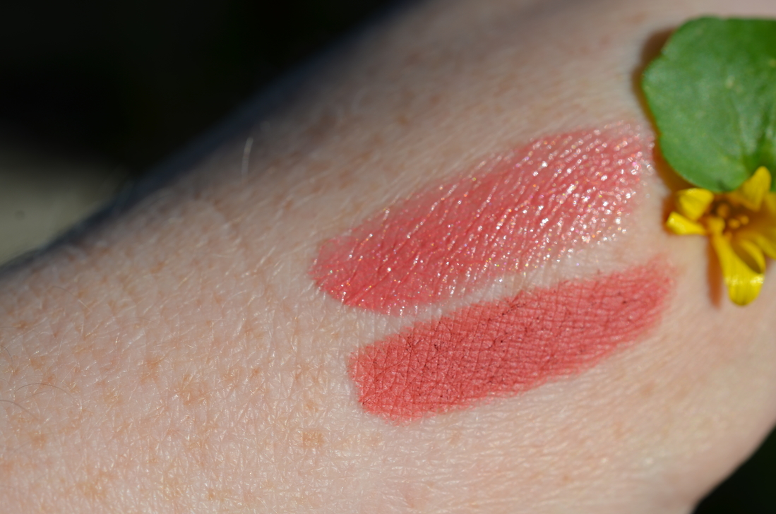 Вверху - Your Lips Balm #001 First Love, внизу - Your Lips Matte 006 #Why Not. Солнечный свет