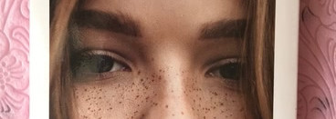 Ода природной красоте принцессы Авроры в образе soft-girl. Учимся создавать фейковые веснушки