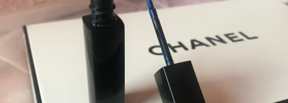 Невероятно выразительные стрелки с Le Liner de Chanel в оттенках Blue Cobalt и Rouge Noir