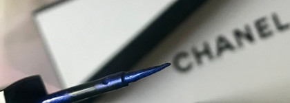 Невероятно выразительные стрелки с Le Liner de Chanel в оттенках Blue Cobalt и Rouge Noir