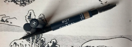 Утонченные и натуральные брови с Boy de Chanel Le Stylo Sourcils в оттенке 202