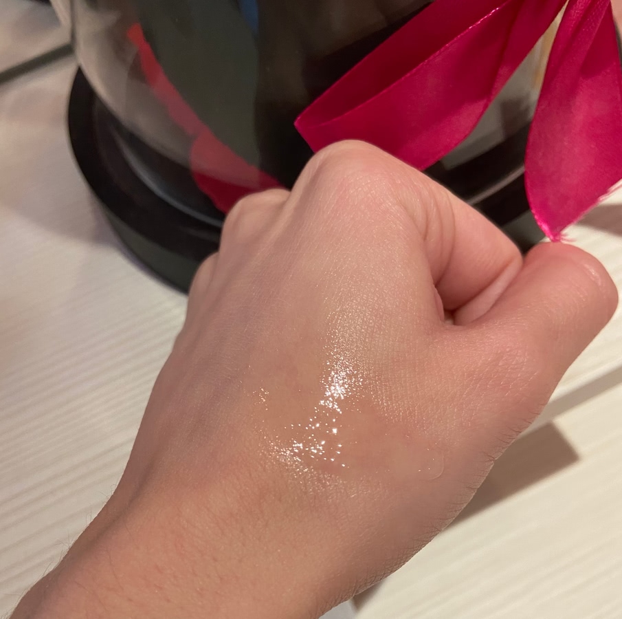 Средство на руке сразу после распыления