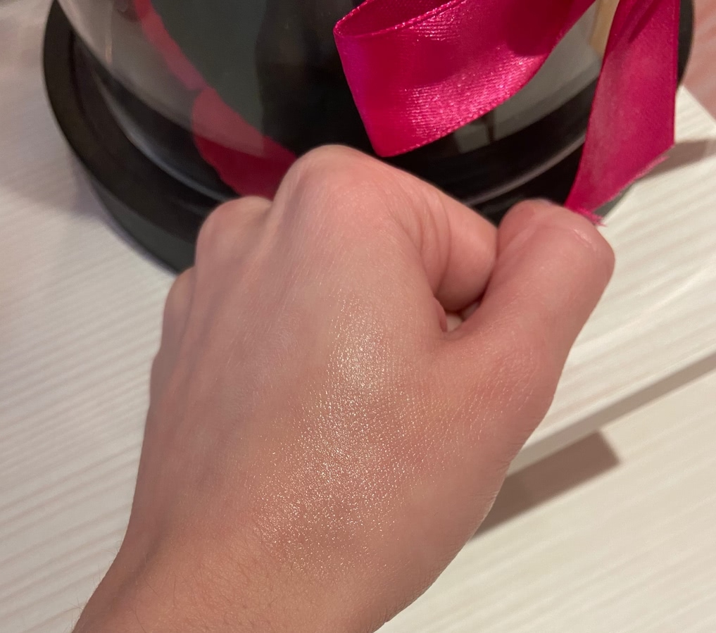 Я чуть чуть распределила средство рукой