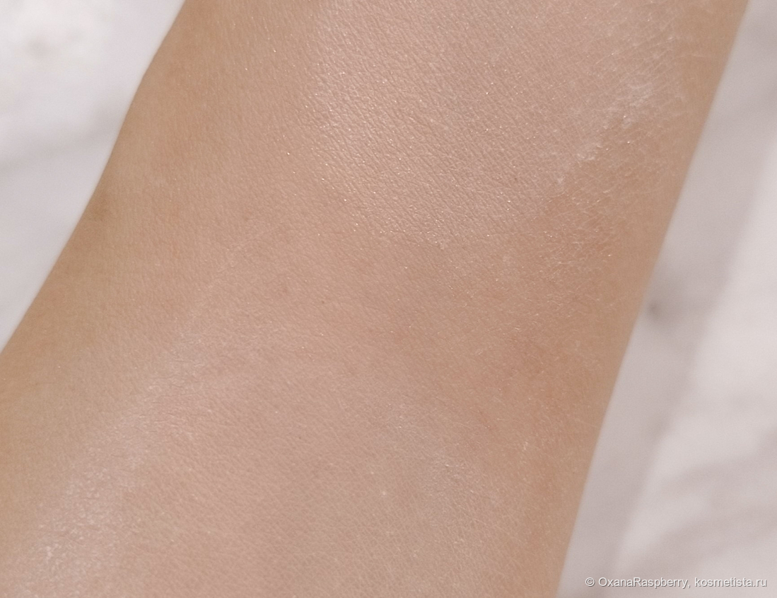 Снизу вверх: 01 Pale Clear, 03 Satin Pink (искусственное освещение)