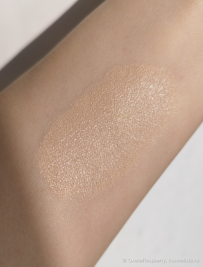 У окна, солнечно. Камера телефона плохо передает это сияние