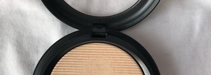 MAC Extra Dimension Skinfinish Poudre Lumiere в оттенке Double-Gleam. Один из лучших хайлайтеров для повседневного макияжа