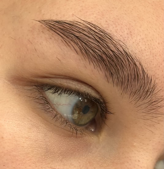 Бюджетная новинка для бровей от Catrice - маркер Brow definer brush pen 010