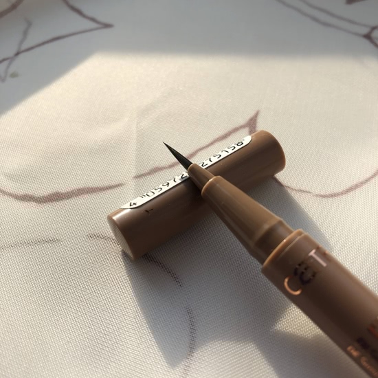 Бюджетная новинка для бровей от Catrice - маркер Brow definer brush pen 010