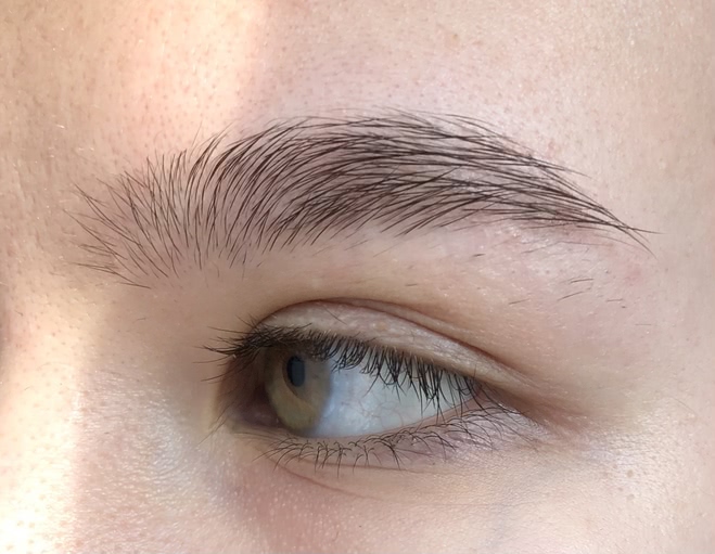 Бюджетная новинка для бровей от Catrice - маркер Brow definer brush pen 010