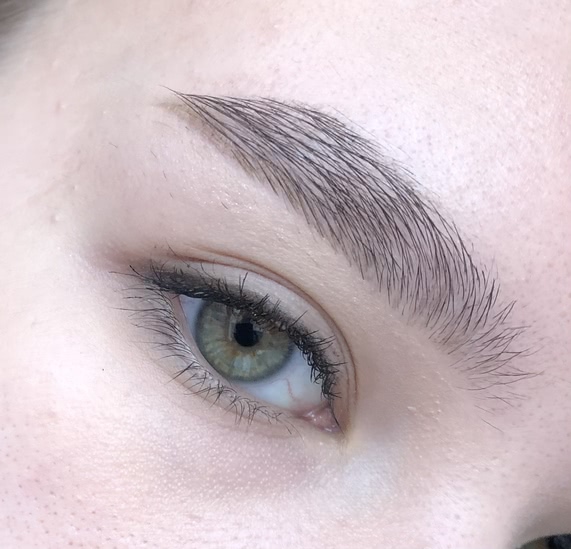 Бюджетная новинка для бровей от Catrice - маркер Brow definer brush pen 010