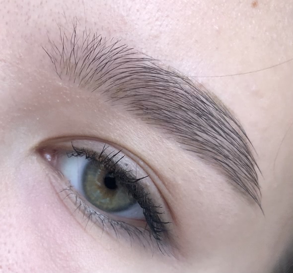 Бюджетная новинка для бровей от Catrice - маркер Brow definer brush pen 010