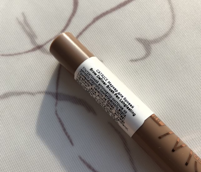 Бюджетная новинка для бровей от Catrice - маркер Brow definer brush pen 010