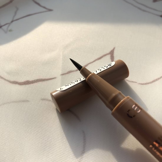 Бюджетная новинка для бровей от Catrice - маркер Brow definer brush pen 010