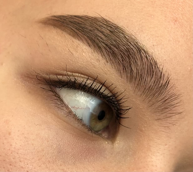 Бюджетная новинка для бровей от Catrice - маркер Brow definer brush pen 010