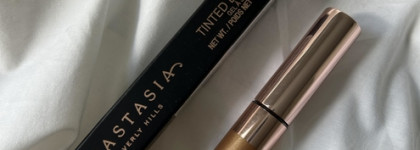Теперь сияют не только глаза, но и брови с Anastasia Beverly Hills Tinted Brow Gel в оттенке "Brunette"