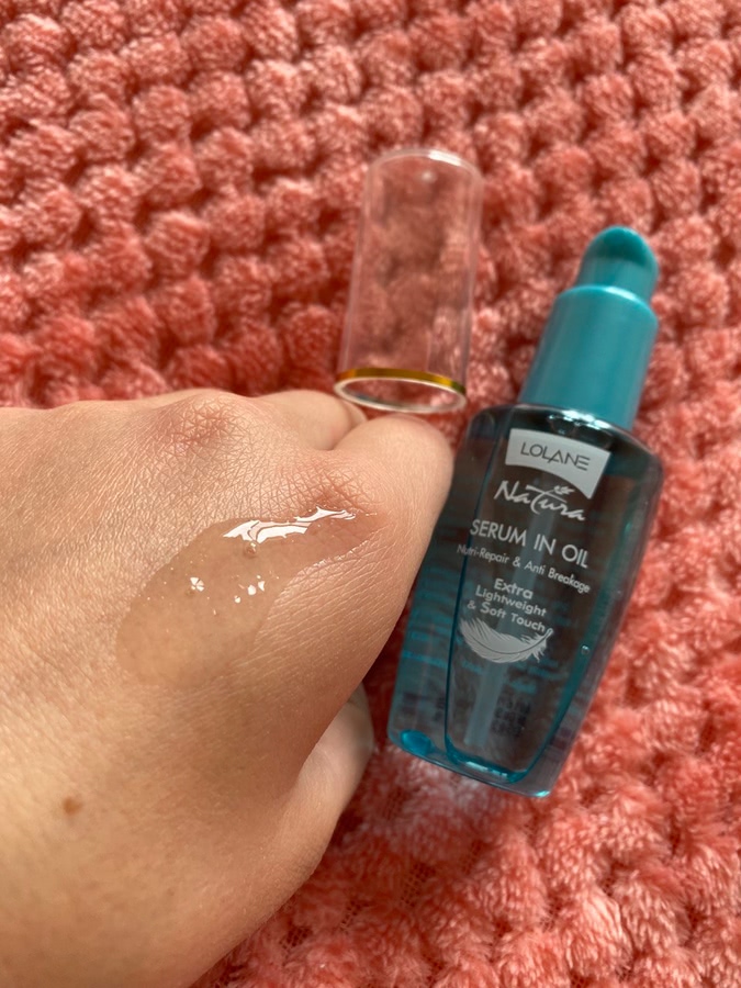 Пара горошин превращается в достаточное количество сыворотки для 10 см волос