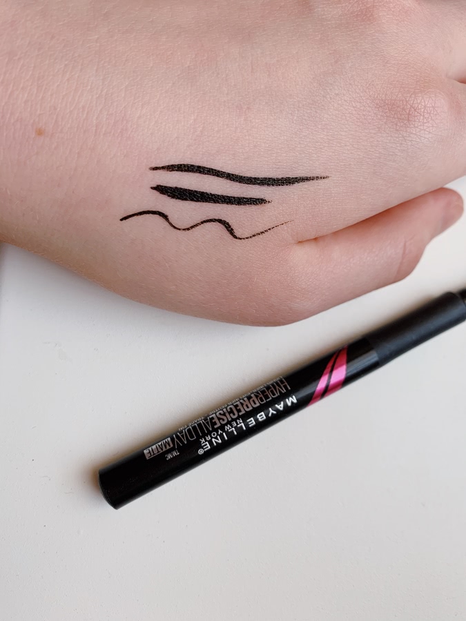 Свотчи? Легко смывается обычной мицеляркой, при этом все испытания переносит абсолютно спокойно, даже слезы или внезапный ливень на улице