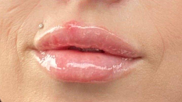 FENTY BEAUTY, GLOSS BOMB оттенок SWEET MOUTH (прошу прлщения за не симпатичную простуду)