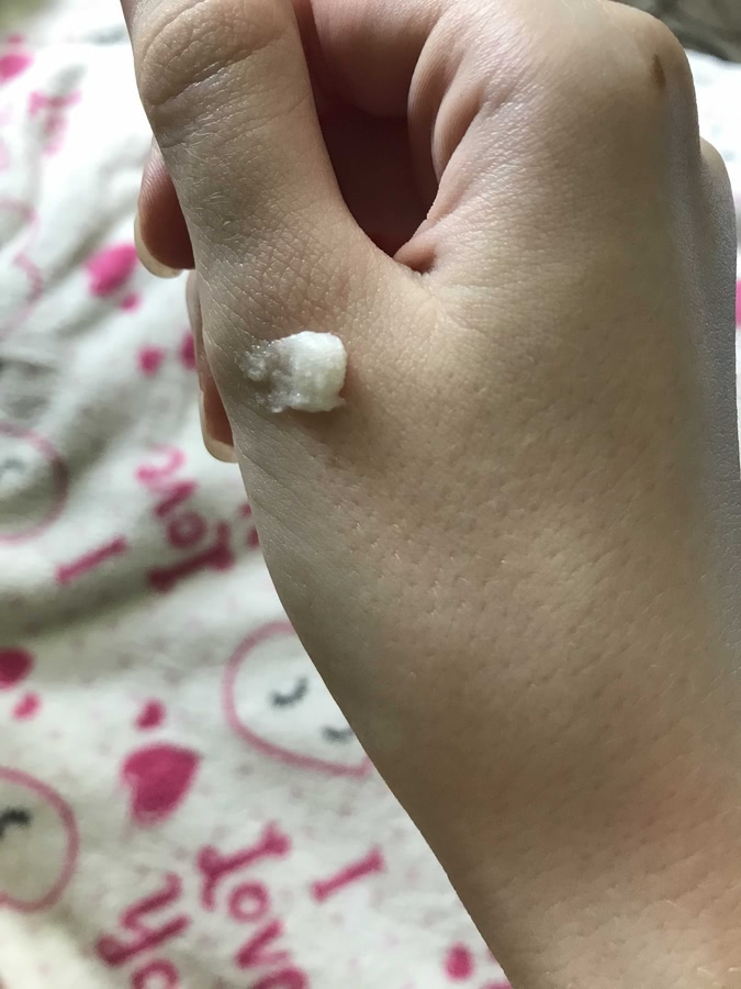 Экономичный расход. Пенится на ура. Вот такой маленькой  горошины взаимодействии с водой хватит, чтобы нанести на все лицо