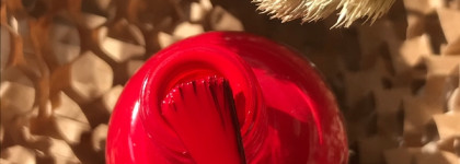 Я не люблю красный, но у меня есть лак для ногтей Orly nail lacquer в оттенке "Haute Red"