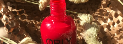 Я не люблю красный, но у меня есть лак для ногтей Orly nail lacquer в оттенке "Haute Red"