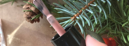 Скромный осенний листопад в маникюре с фольгой обычным лаком pink up и anny