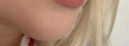 Помада от бренда Anastasia Beverly Hills Matte Lipstick в популярном оттенке “Kiss”