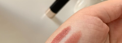 Помада от бренда Anastasia Beverly Hills Matte Lipstick в популярном оттенке “Kiss”