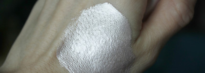 Хайлайтер-иллюминайзер с эффектом инея на лице Mádara Cosmic Drops