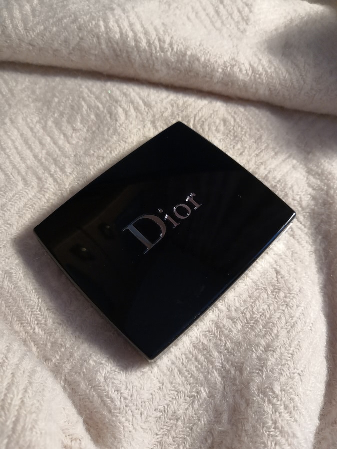 Внешний вид палетки классический для Dior - черный пластиковый футляр. Просто и лаконично.
