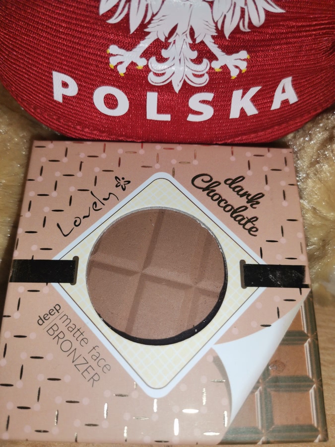 Очень люблю косметику польского производства, они за маленькие цены делают очень качественную косметику,но тут что-то пошло не так)Очень красивая упаковка, оченььь) В форме шоколадной плитки,упаковка сделана из картона, приятная на ощупь