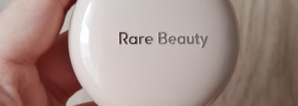 Для любителей поярче - Positive Light Silky Touch Highlighter от Rare Beauty в оттенке Mesmerize