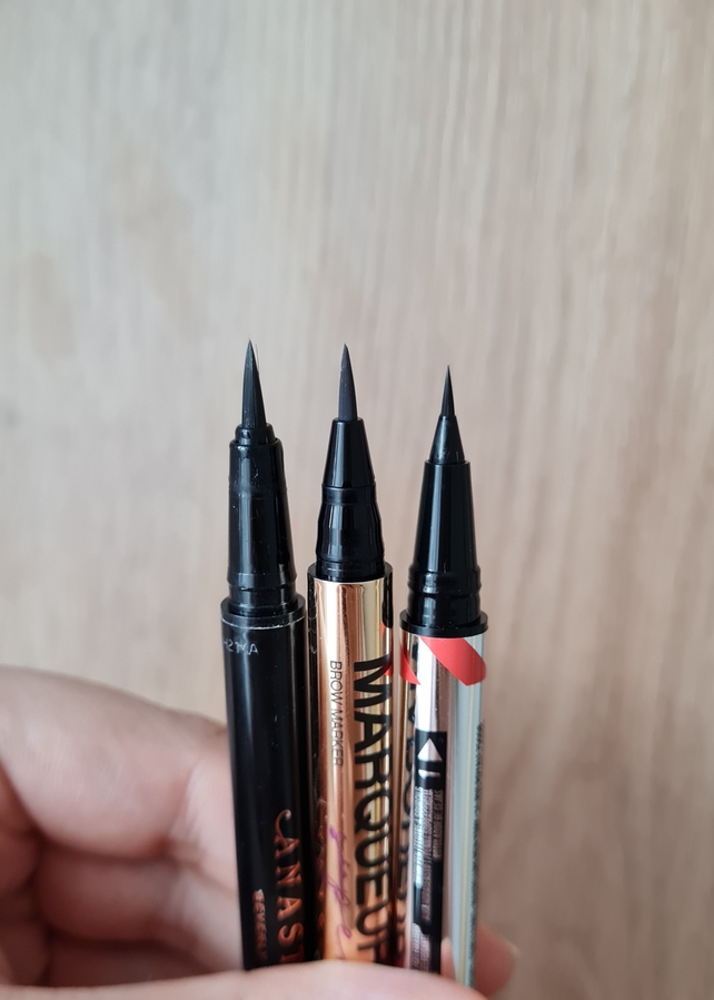 Слева направо: Anastasia Beverly Hills Brow Pen, Vivienne Sabo Marqueur Superb, Maybelline Build-A-Brow 2-in-1 Brow Pen